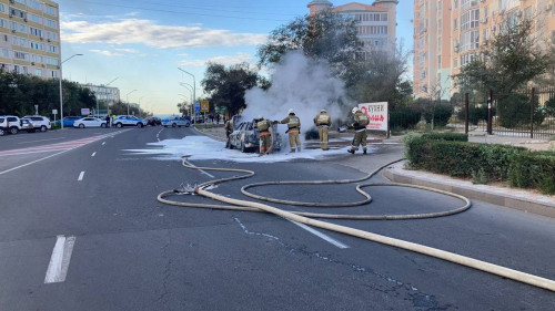 Ақтауда жол бойында көлік өртенді