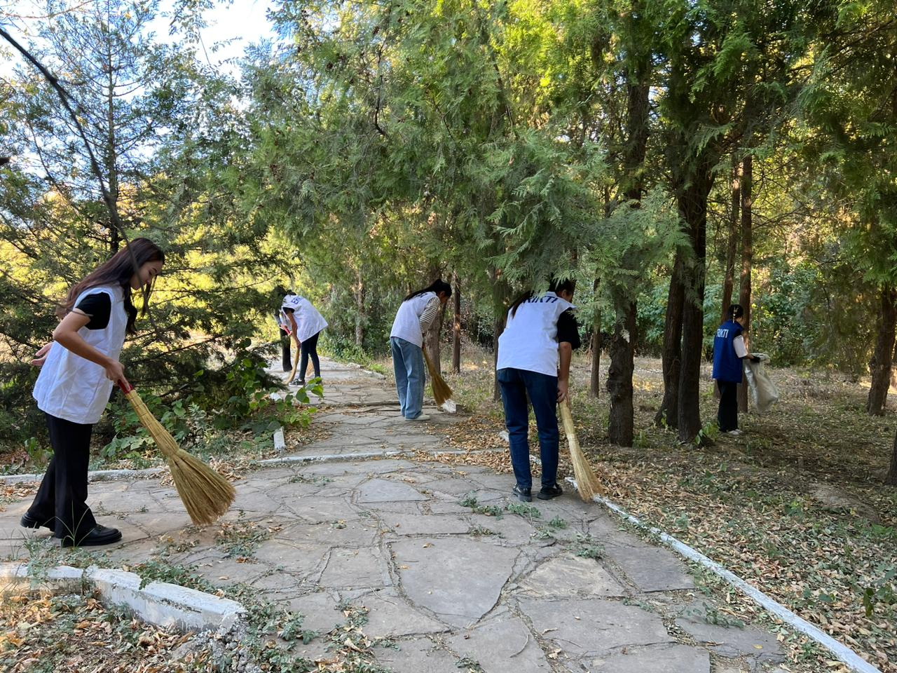 EcoStudentKZ: Жылыжайға гүл, ағаш отырғызды