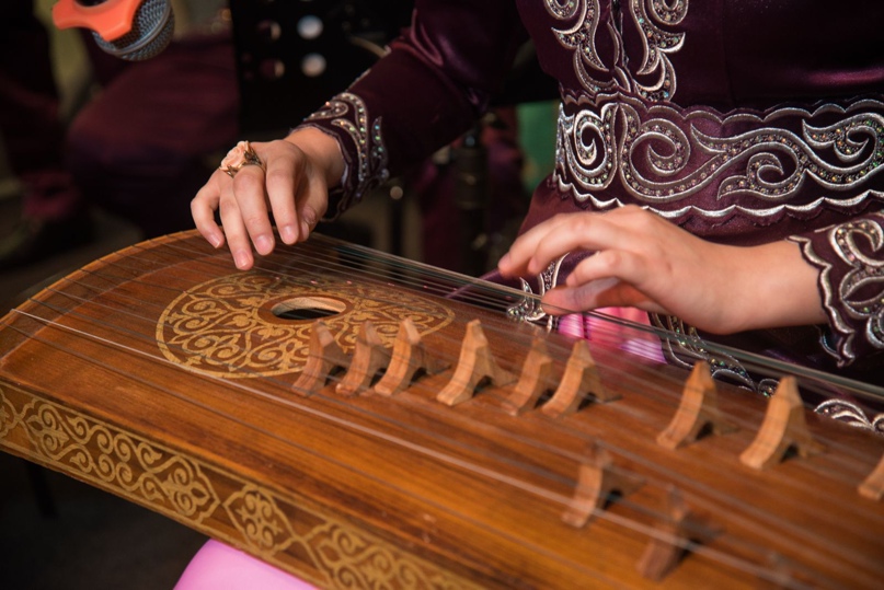 Жетіген жырлайды