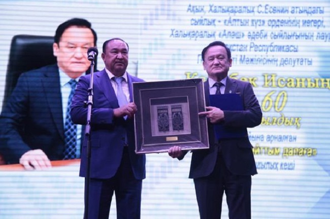 Қаламгер құрмет биігінде