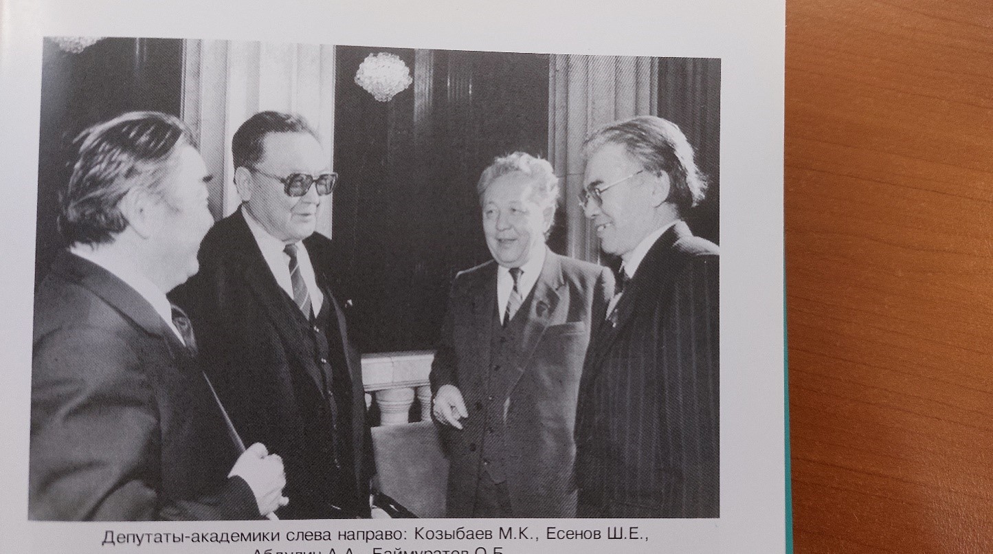 Суретте: Ел ағалары, депутаттар М.Қозыбаев, Ш.Есенов, А.Абдулин, О.Баймұратовтар