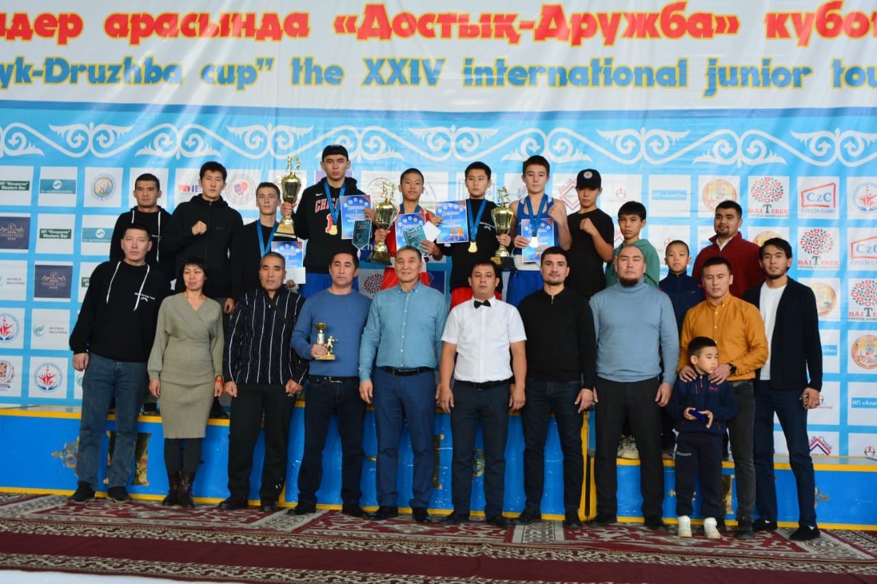 Жастар достық үшін бокстасты