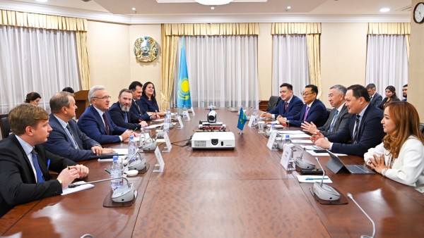 Краснояр губернаторымен кездесті