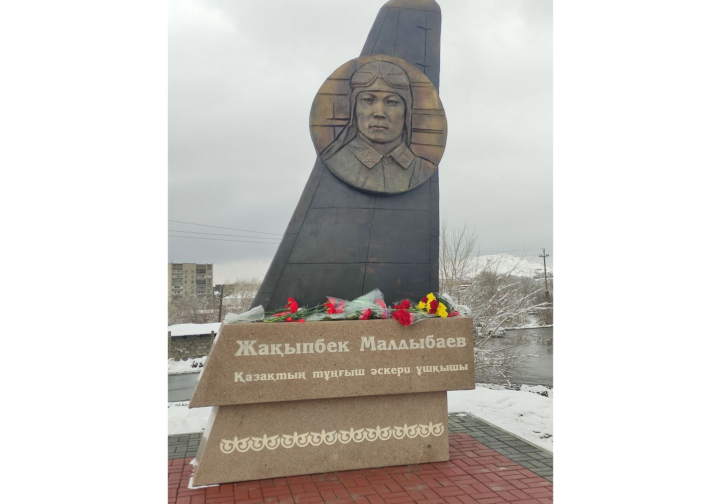 Тұңғыш ұшқыш тұғырға қонды