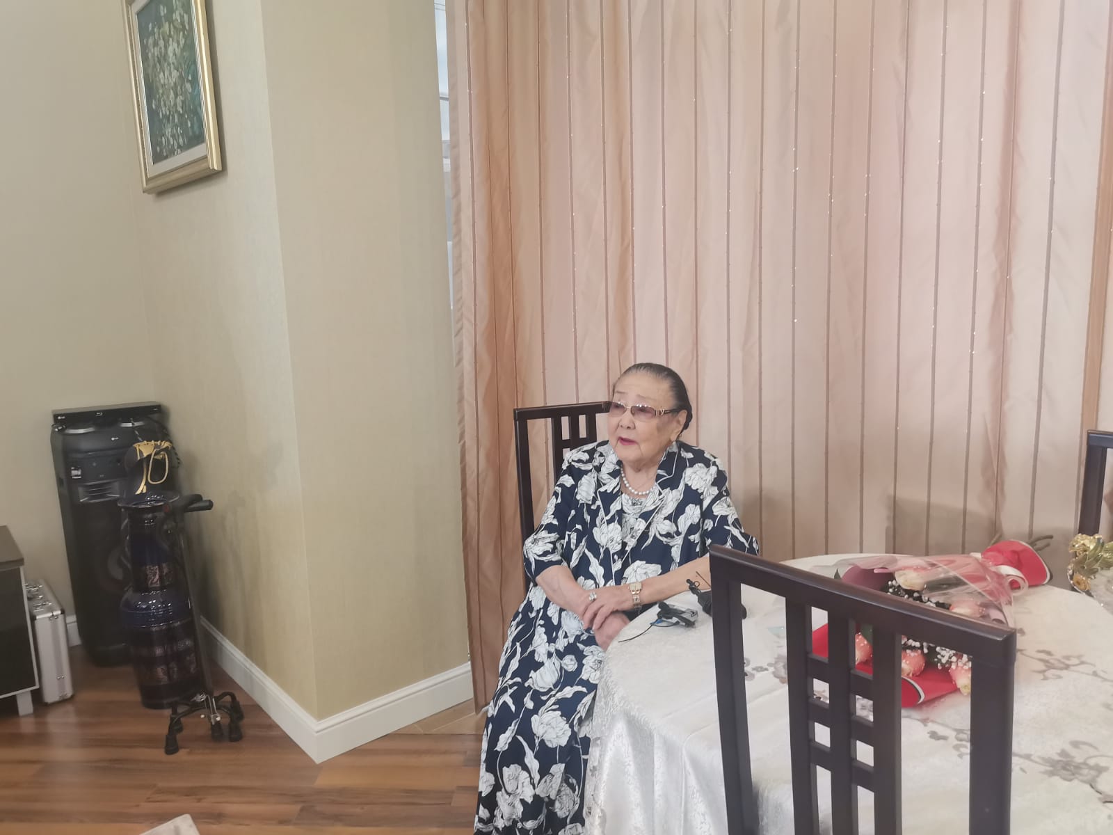 Сахна саңлағы – Бибігүл Төлегенова Алматыда дауыс берді