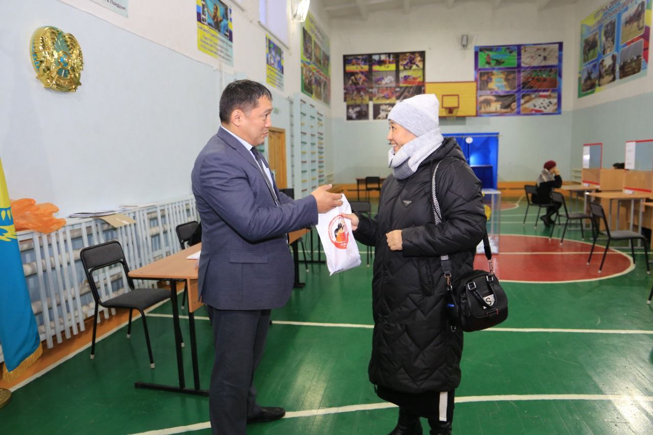 ШҚО: Дауыс берушілерге естелік сыйлықтар берілуде