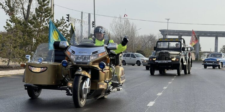 Алматы облысының тұрғыны дауыс беруге ретрокөлікпен барды