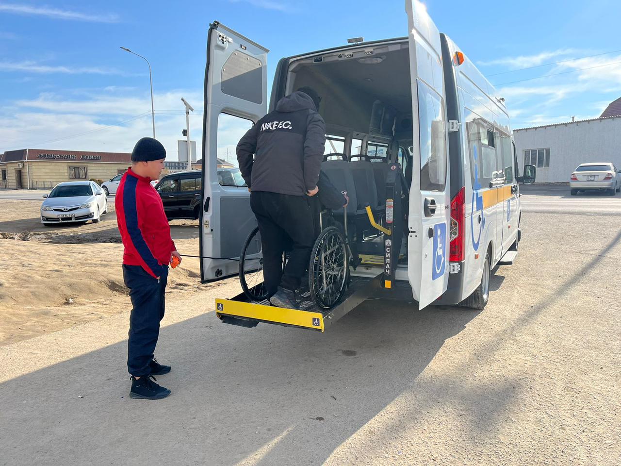 Сайлау: Жаңаөзенде мүмкіндігі шектеулі жандар үшін инватакси қызметі қосылған