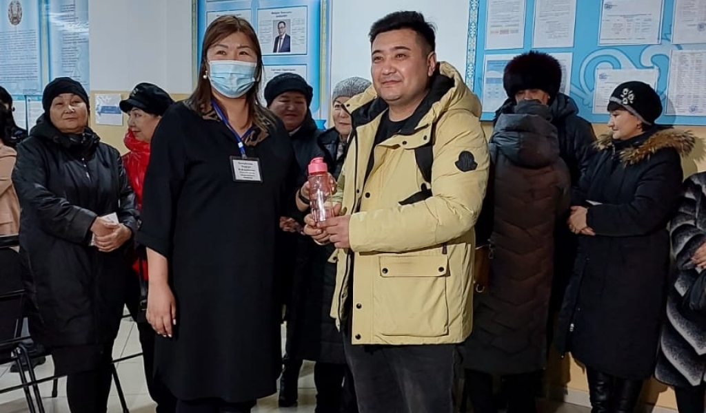 Сайлауға келіп, сыйлық алды