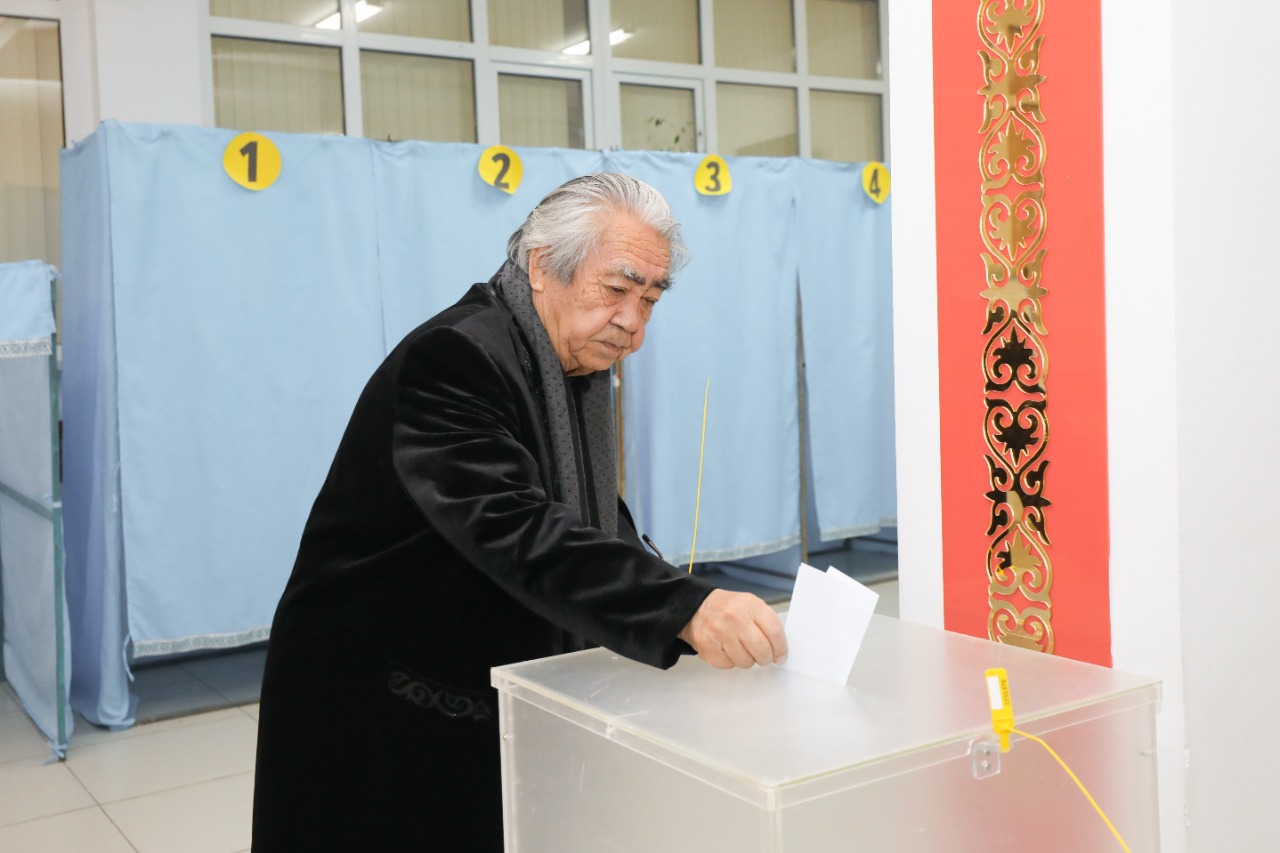 Атырауда Қазақстанның Еңбек Ері Илья Жақанов дауыс берді