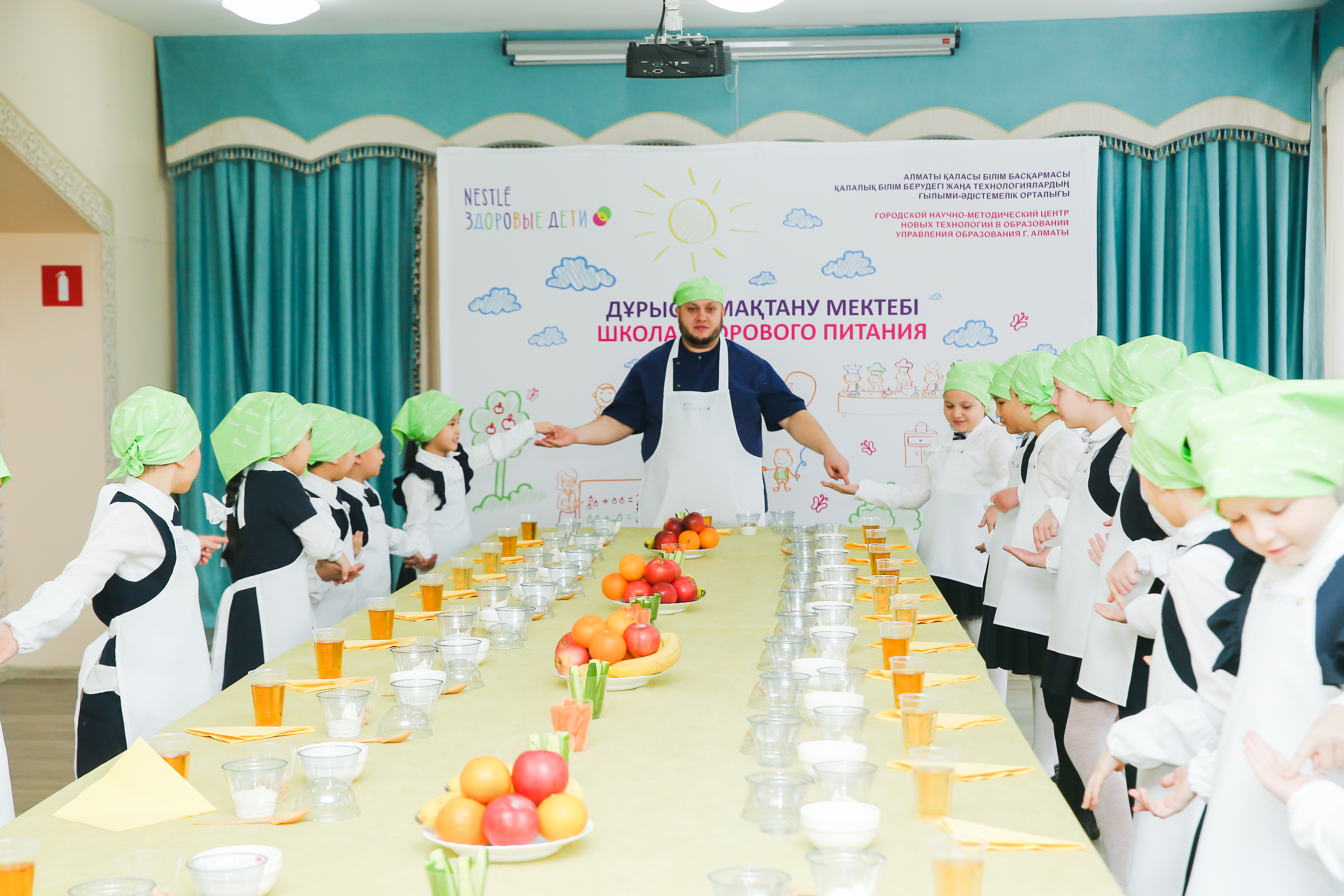 Бас аспаз балаларды денсаулыққа пайдалы тағамдар дайындауға баулыды