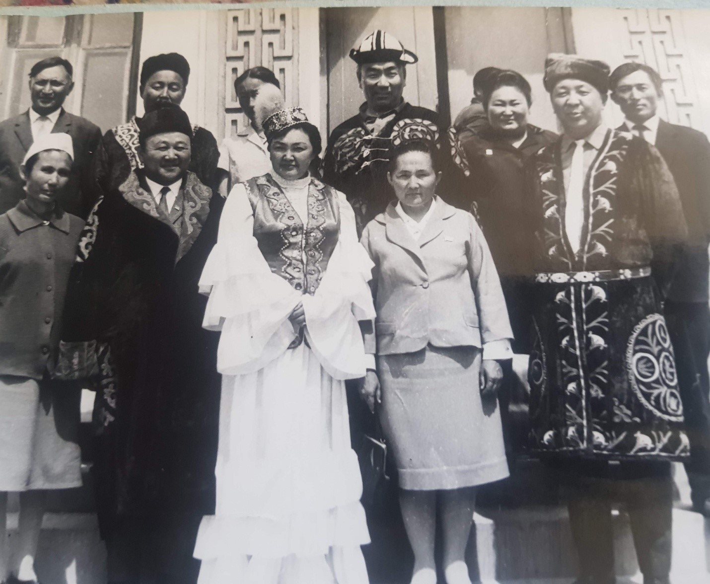 Суретте: алдыңғы қатарда тұрғандар (солдан):1. Шөрке Баймұқаммедқызы (аймақтық Мәдениет бөлімінің бастығы). 2.Белгісіз. 3.Камзол киген Мая Самбууқызы. 4. Қайжамал Бақышқызы. 5. Жазушысы -драматург Чойжилын Чимид. Артқы қатарда (солдан):1.Нүскей Сатыпалдыұлы (актер). 2. Белгісіз. 3.Қаду Жәкейқызы (Еңбек сіңірген әртіс). 3. Цэвэгжавын Пүрэвдорж (Халық әртісі), 4. Шура Жеңісханқызы (дәрігер) 5. Қалидолда Қалилаұлы (режиссер)