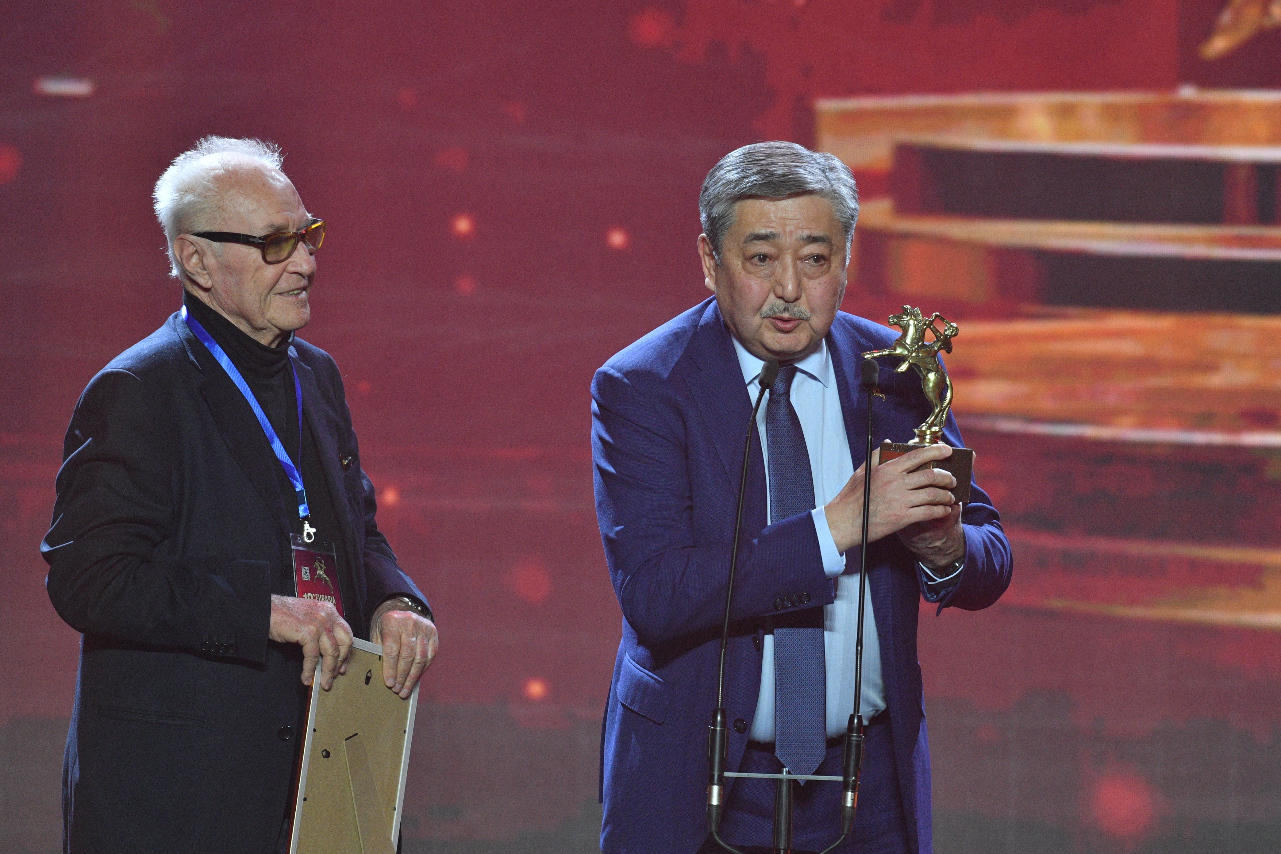 Кинофестивальдің алғашқы сыйлықтары