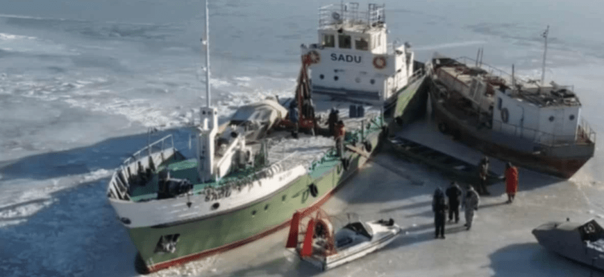 Мұз құрсауындағы кеме