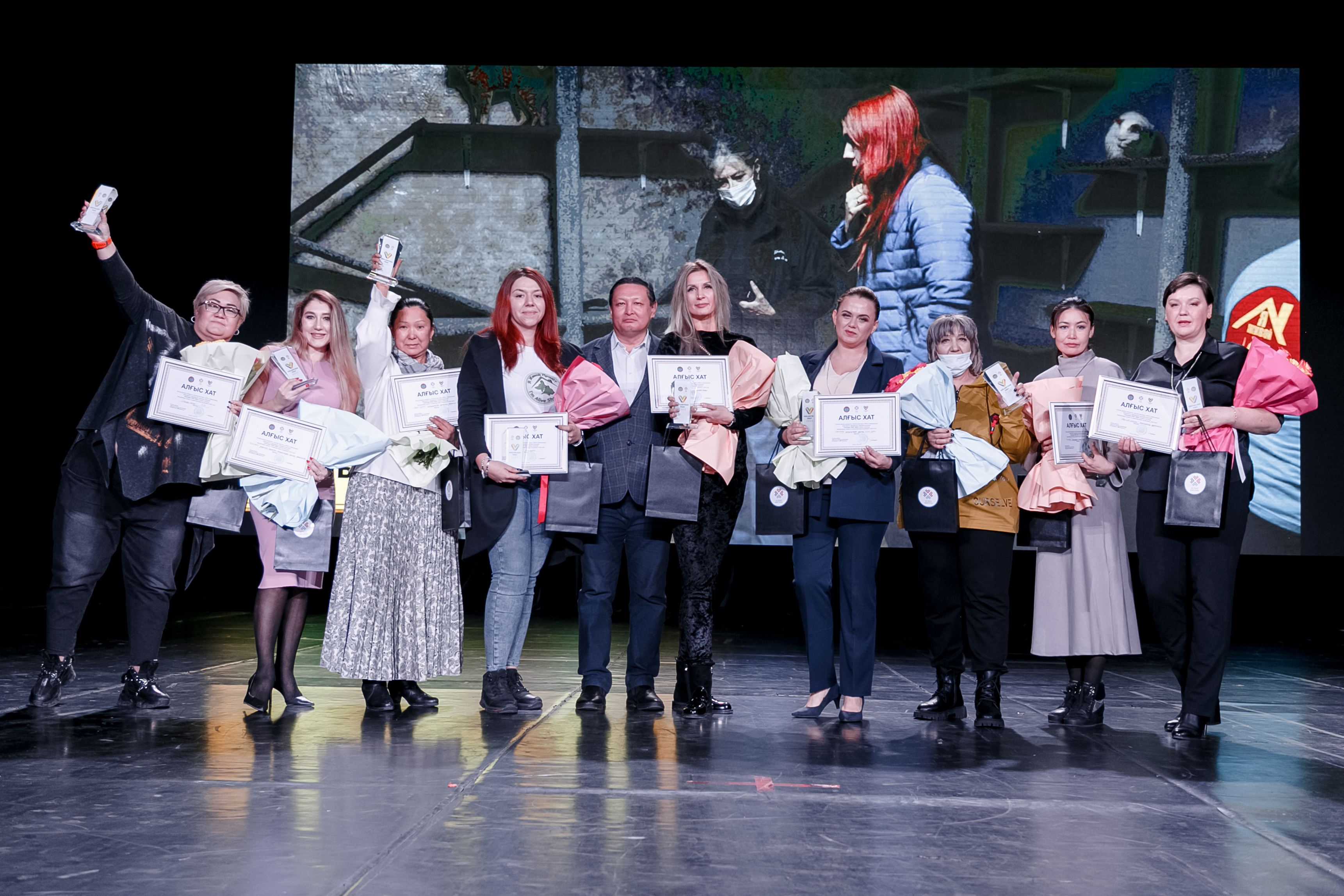 Үздік волонтерлер тобы марапатталды