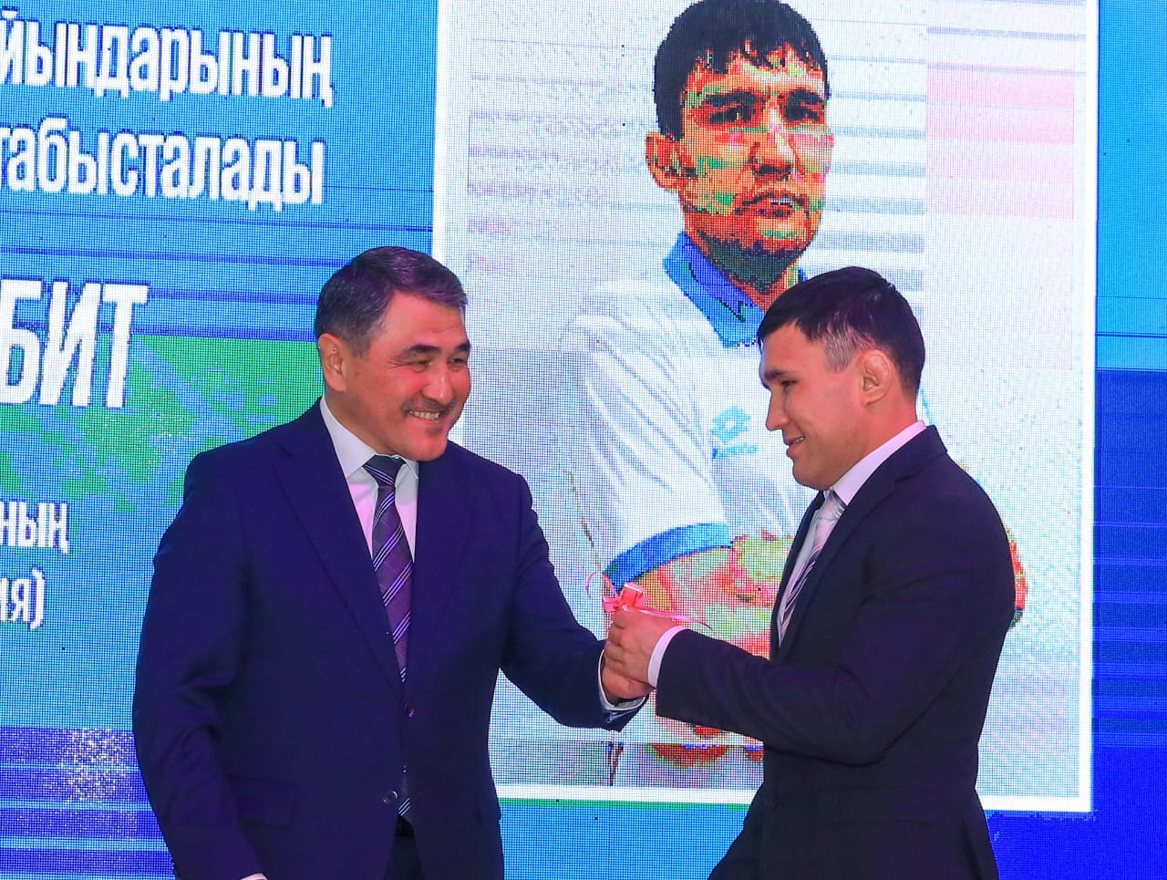 Спортшыларға пәтер кілтін тапсырды