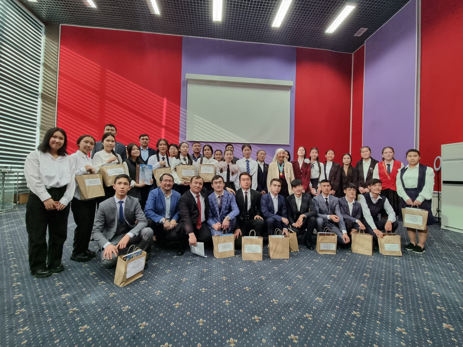 Оқуға құштар отыз баланы газетке жаздырды