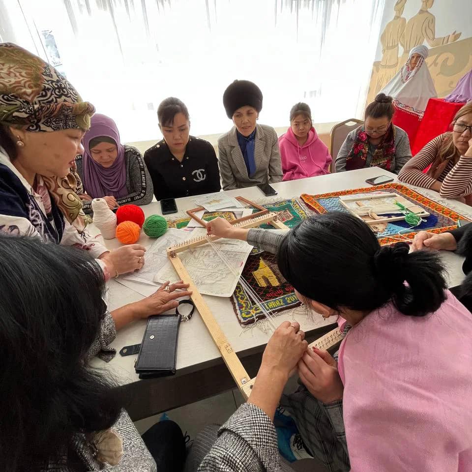 Кілем тоқуды үйретті