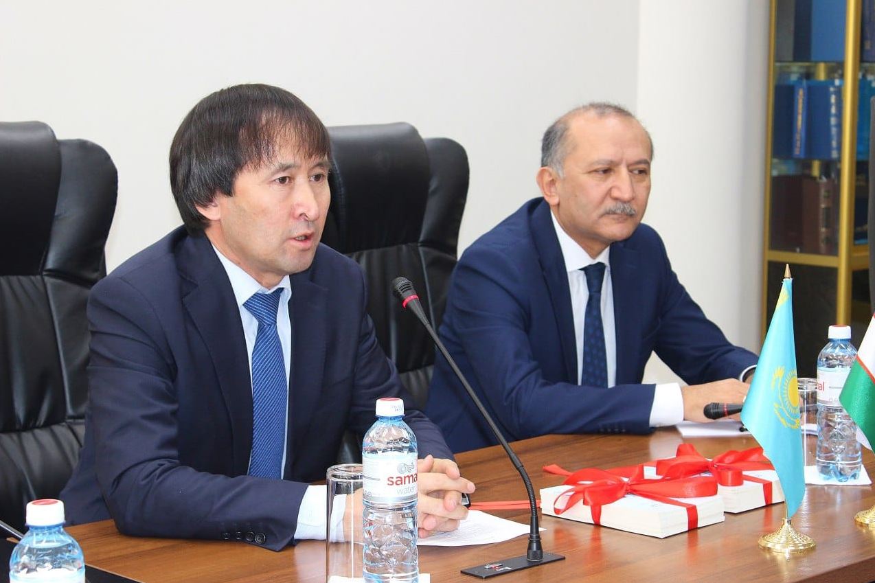 Өзбек тіліндегі қазақтың 100 өлеңі