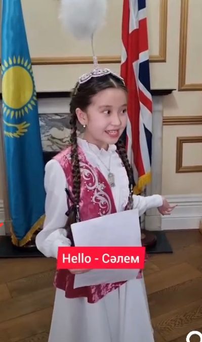 Ұлыбританияда 10 жасар қыз Димаштың жанкүйерлеріне қазақ тілін үйретті