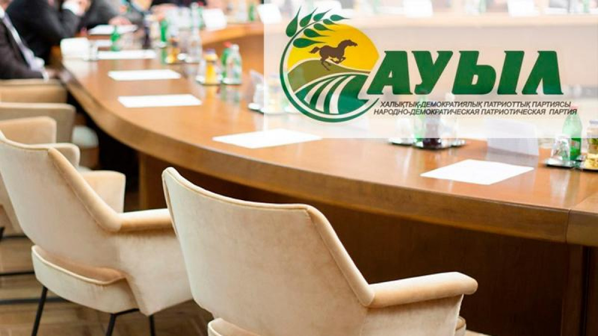 Еңбек ұжымымен кездесті