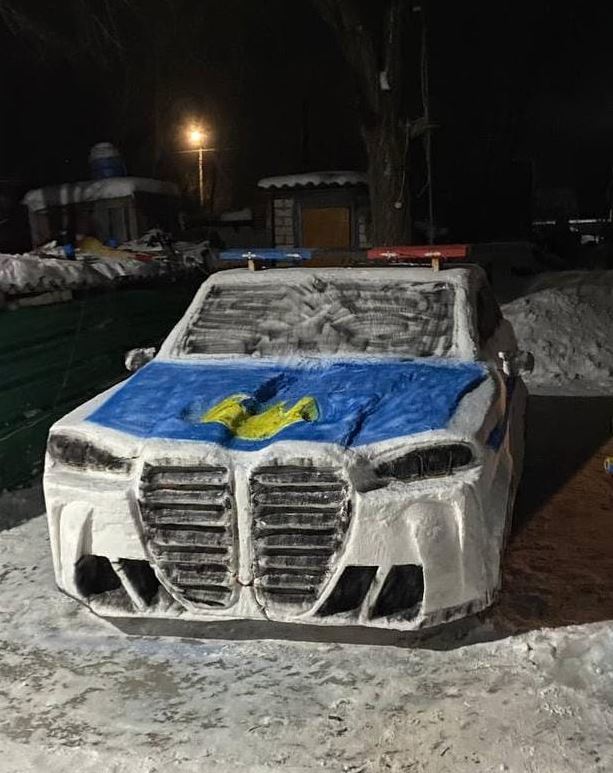 Қардан тұрғызылған полиция көлігі