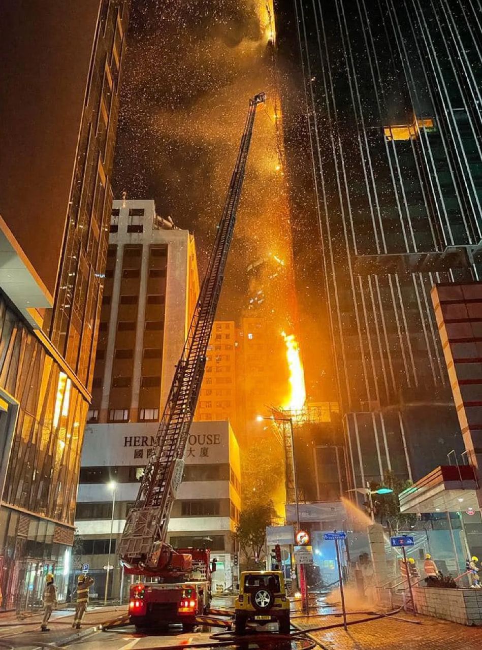 Қытайда салынып жатқан ғимарат өртеніп кетті