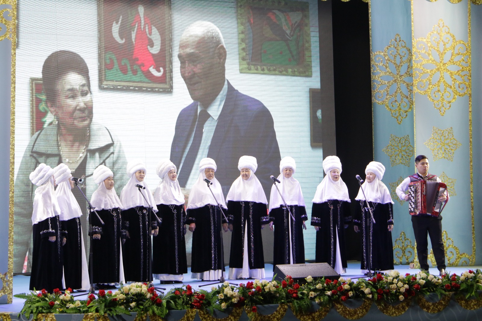 Әжелер ән шырқады