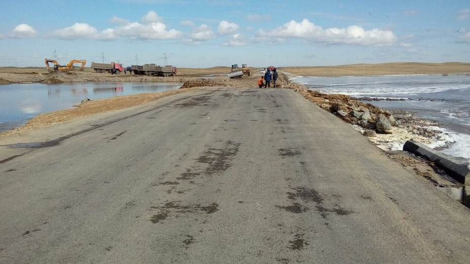 Су тасқыны: Атырау облысында жол жырылып, көлік қатынасы тоқтады
