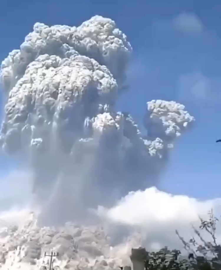 Индонезияда жанартау атқылады