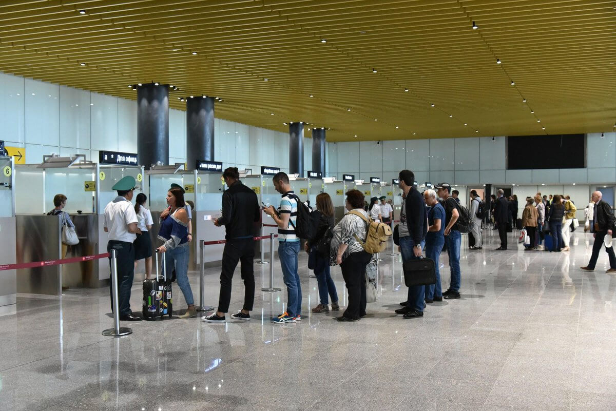 Әуежайда неге кейбір жолаушылардың ғана аяқ киімін шешкізіп тексереді?