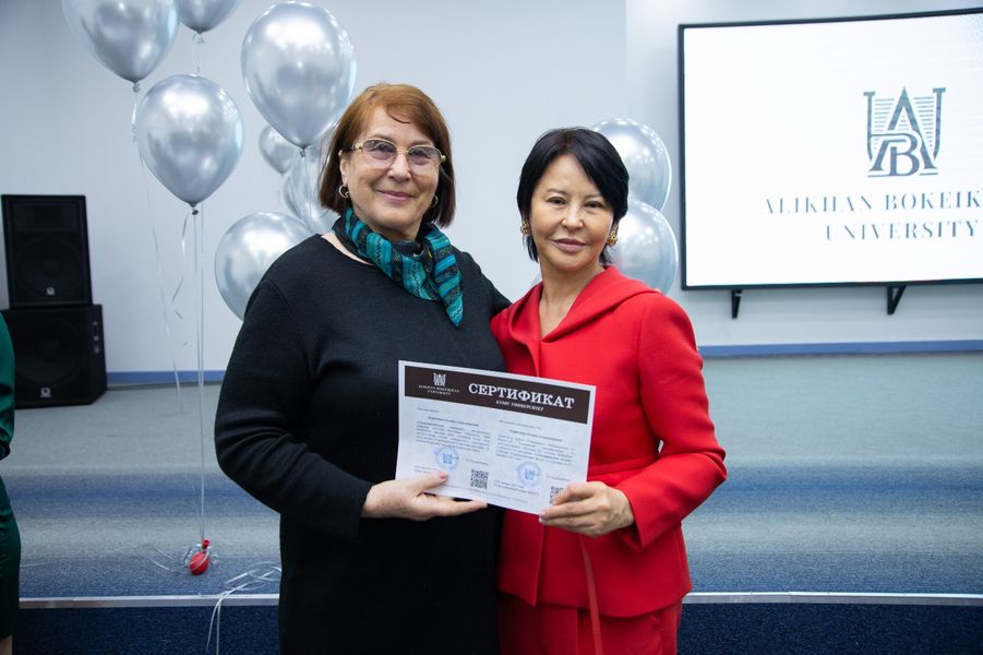 «Күміс университет» жобасының тұңғыш түлектеріне сертификат табысталды