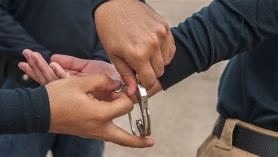 Маңғыстау облысында екі қызды зорлаған ер адам терезеден секіріп кетті