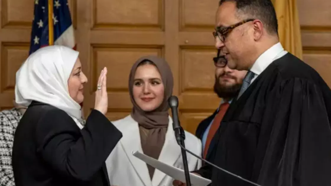 АҚШ-та алғаш рет хиджаб киген әйел судья атанды