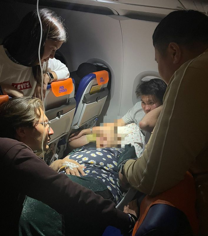 Алматылық дәрігер ұшақ бортындағы әйелді аман алып қалды