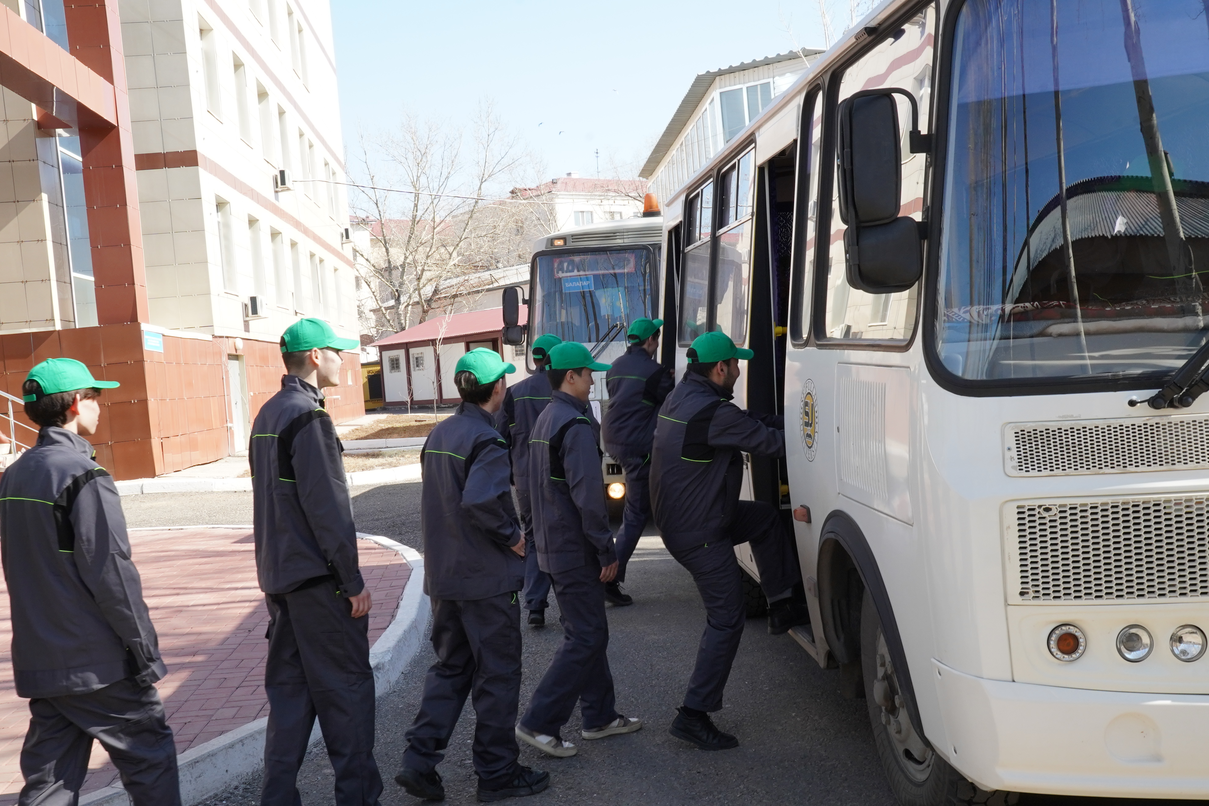 Студенттерден құралған мехотряд егіс алқабына аттанды