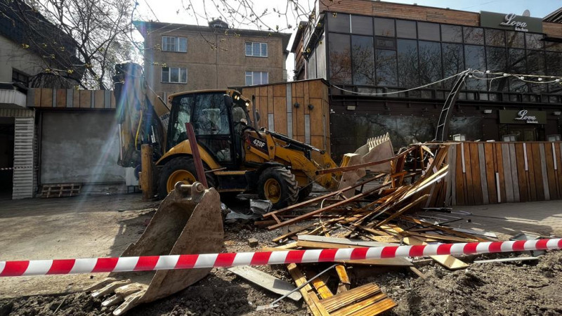Алматы орталығындағы дәмхананың жазғы алаңы сүрілді