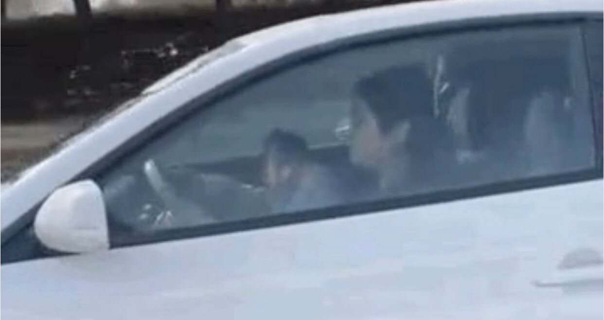 Алматыда баласын алдына алып көлік тізгіндеген әйел жазаланды