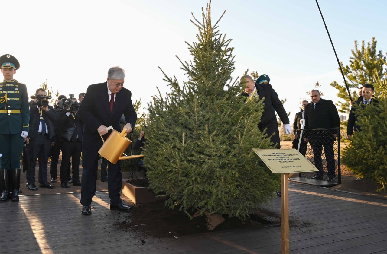 Қасым-Жомарт Тоқаев пен Ильхам Әлиев ағаш отырғызды