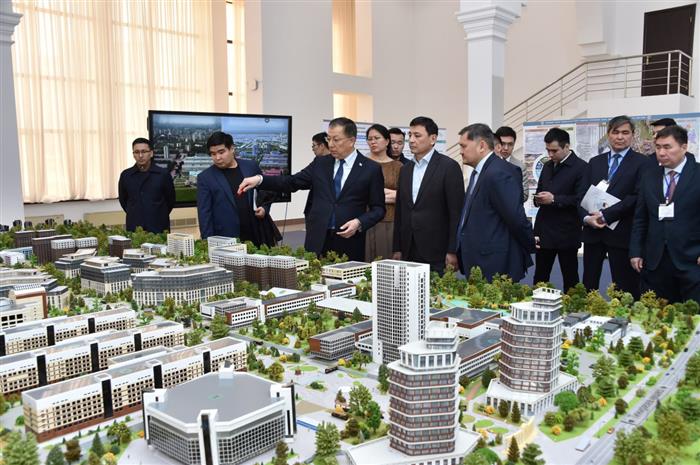 Университет жұмысымен танысты