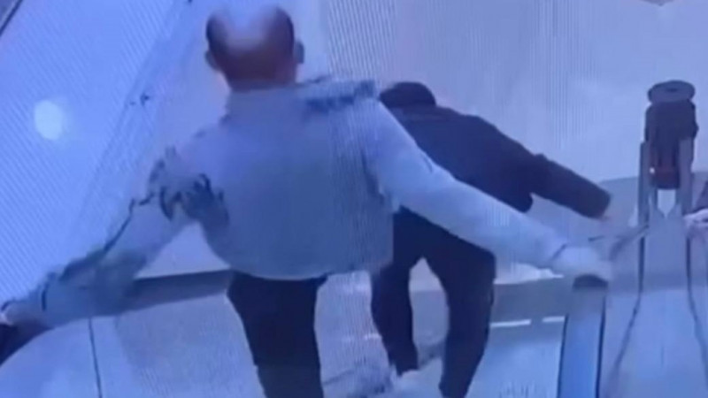 Қарағандыда ер адам эскалаторда тұрған жігітті теуіп құлатты
