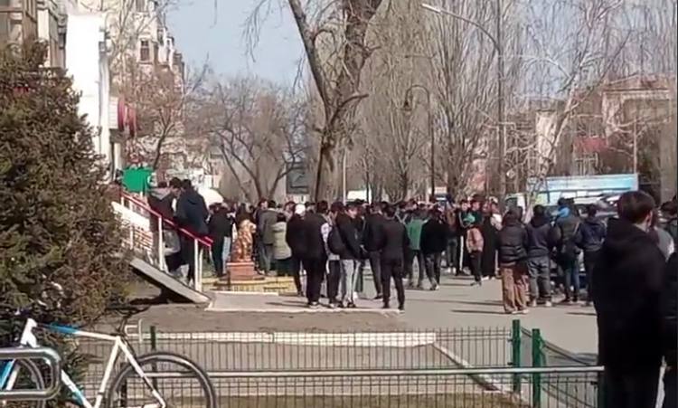 «Ағай, «одноразка» алып беріңізші». Көкшетауда оқушы қыздар электронды темекіге кезекте тұр (видео)