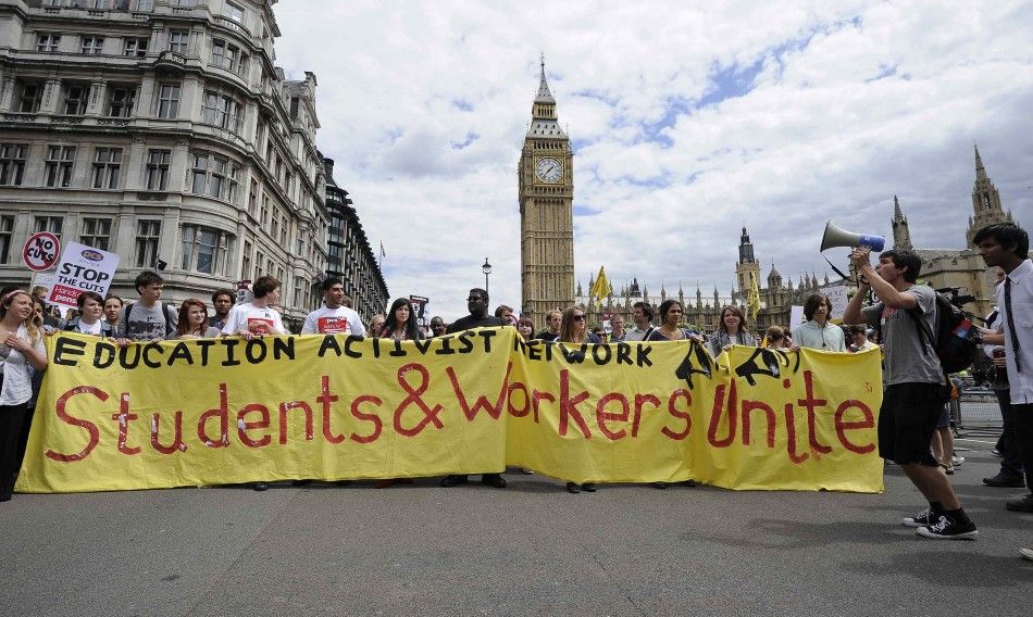 Англияда мұғалімдер шеруге шығып, 11 мыңдай оқушы сабаққа бармады