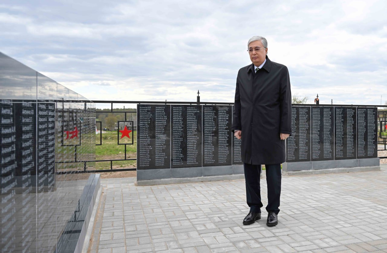 Президент Трубино деревнясындағы бауырластар зиратына гүл шоғын қойды