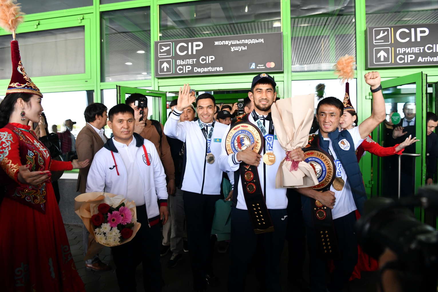 Чемпиондар елге оралды