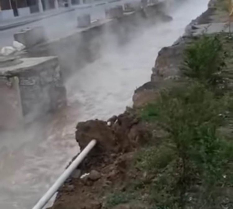 Екібастұзда жөнделіп жатқан құбырдан ыстық су атқылап, көшені басып қалды