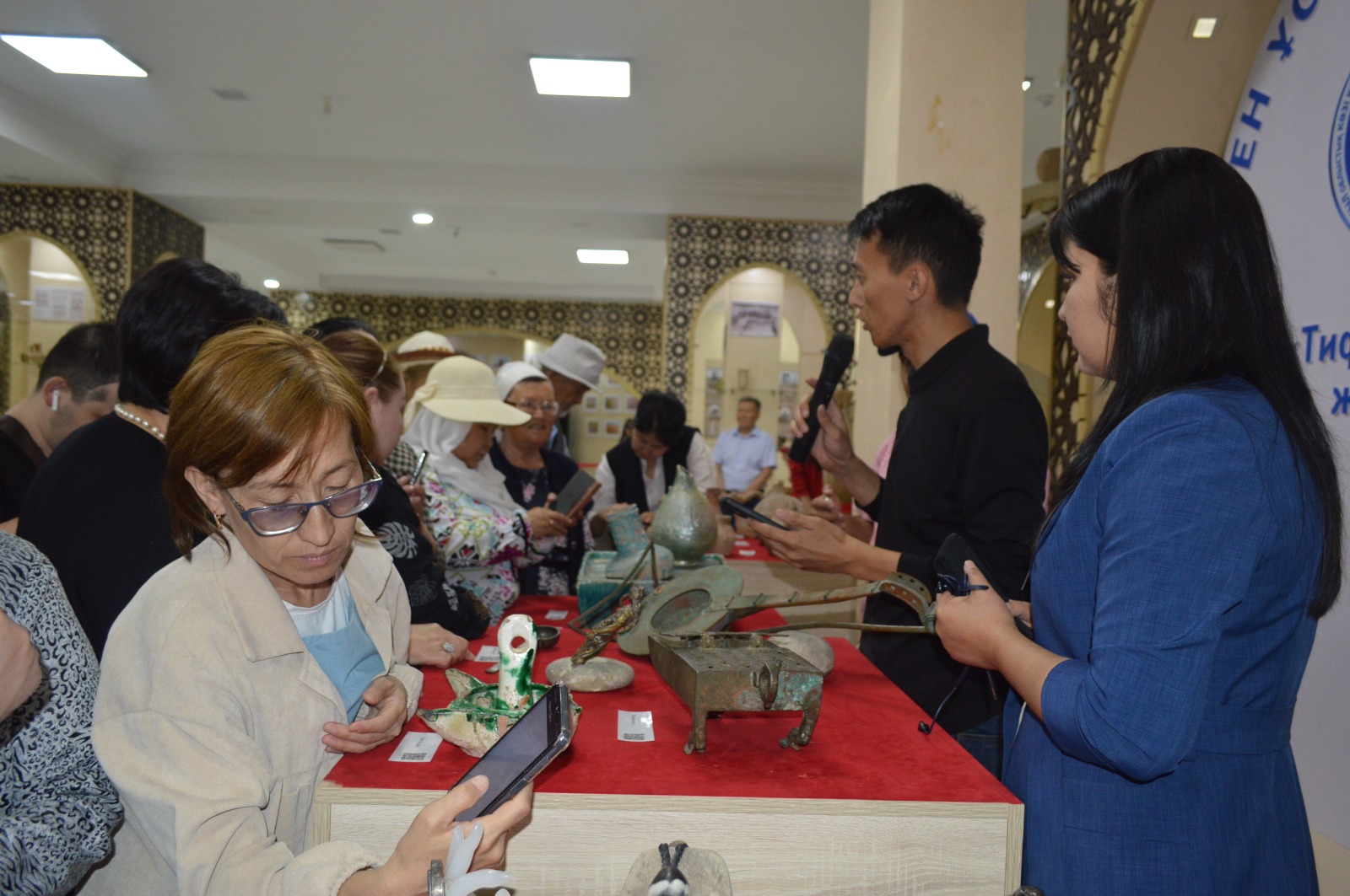 Қолыңмен ұстап, жүрекпен сезін