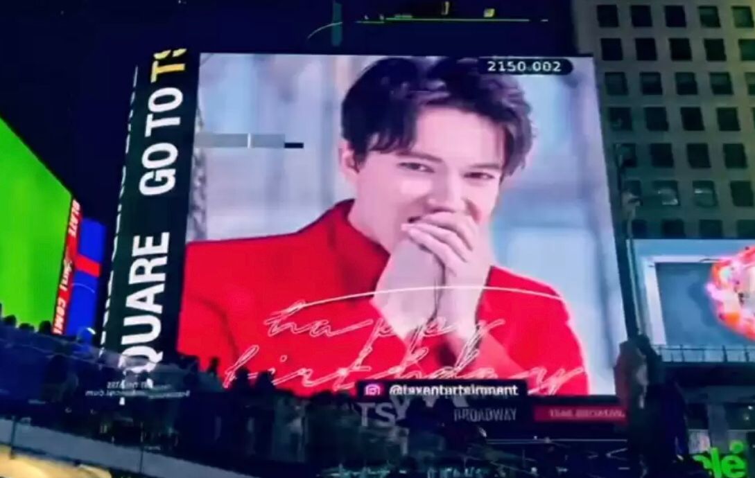 Нью-Йоркте Димаш Құдайбергеннің фотолары үлкен экраннан көрсетілді