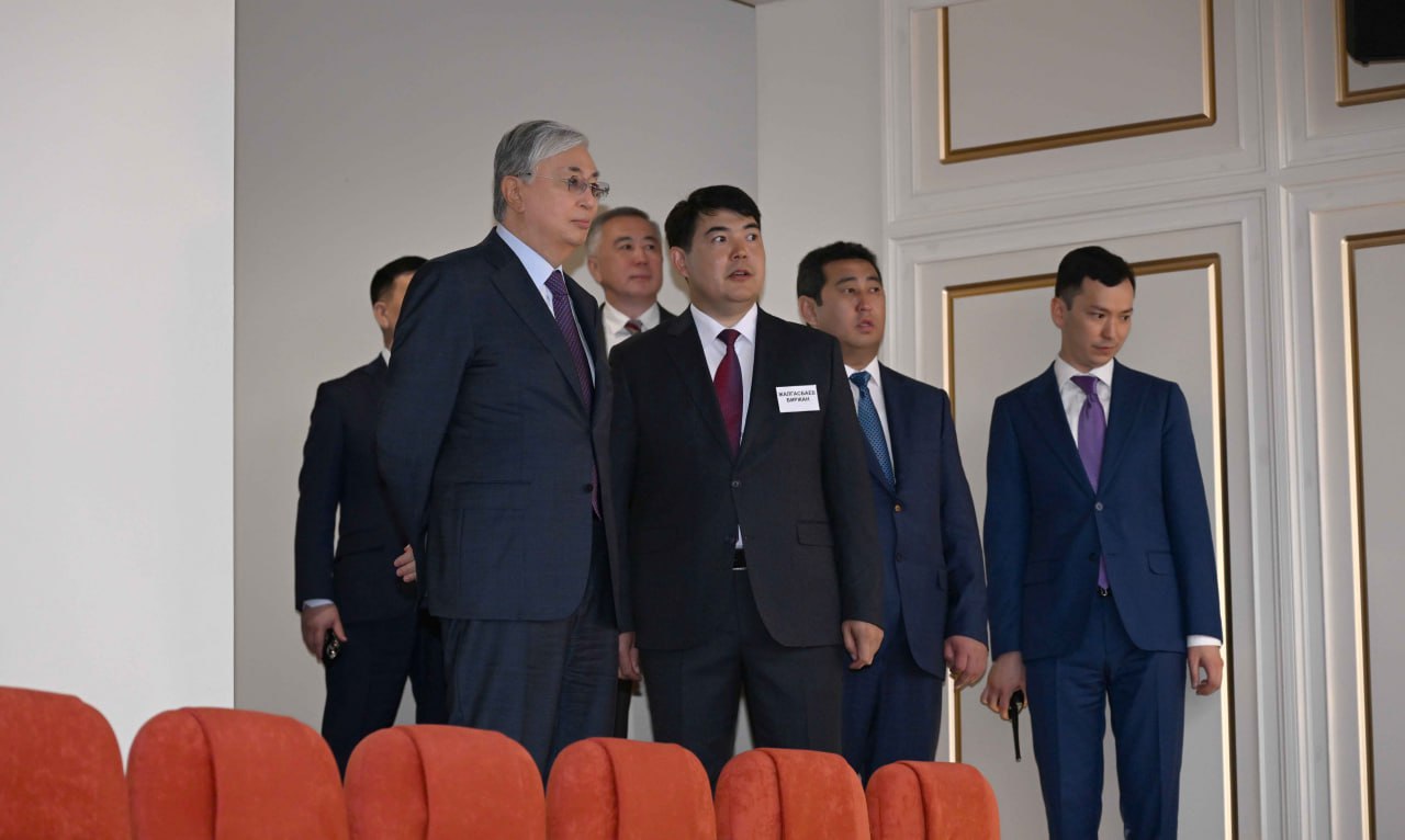 Президент С.Мұқанов атындағы Қазақ сазды-драма театрына барды