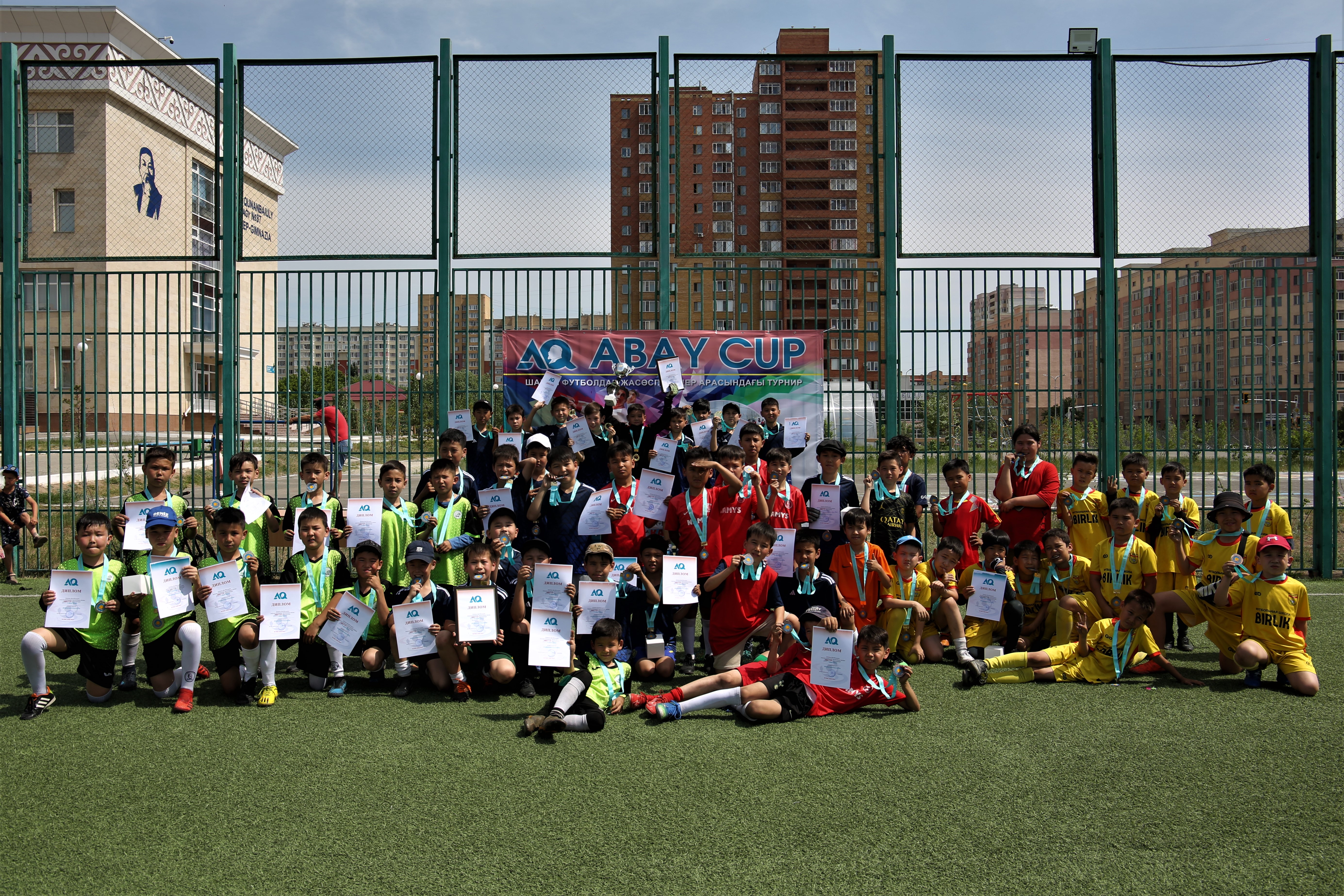 «Абай» мектебі топ жарды